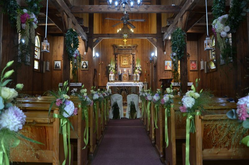 Ślub w kościele w Dębkach 40